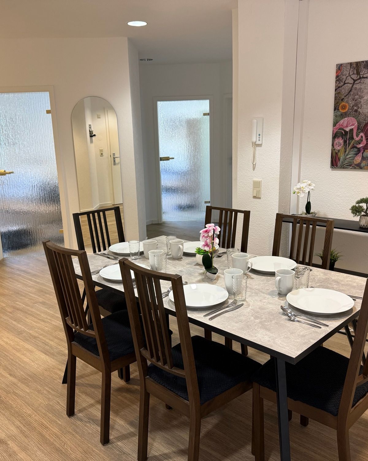 Gedeckter Esstisch für sechs Personen in einer möblierten MA-Flats Wohnung